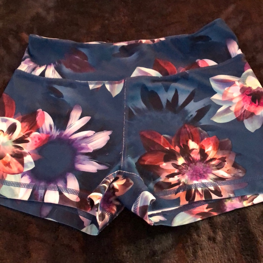 floral shorts 💙🎀